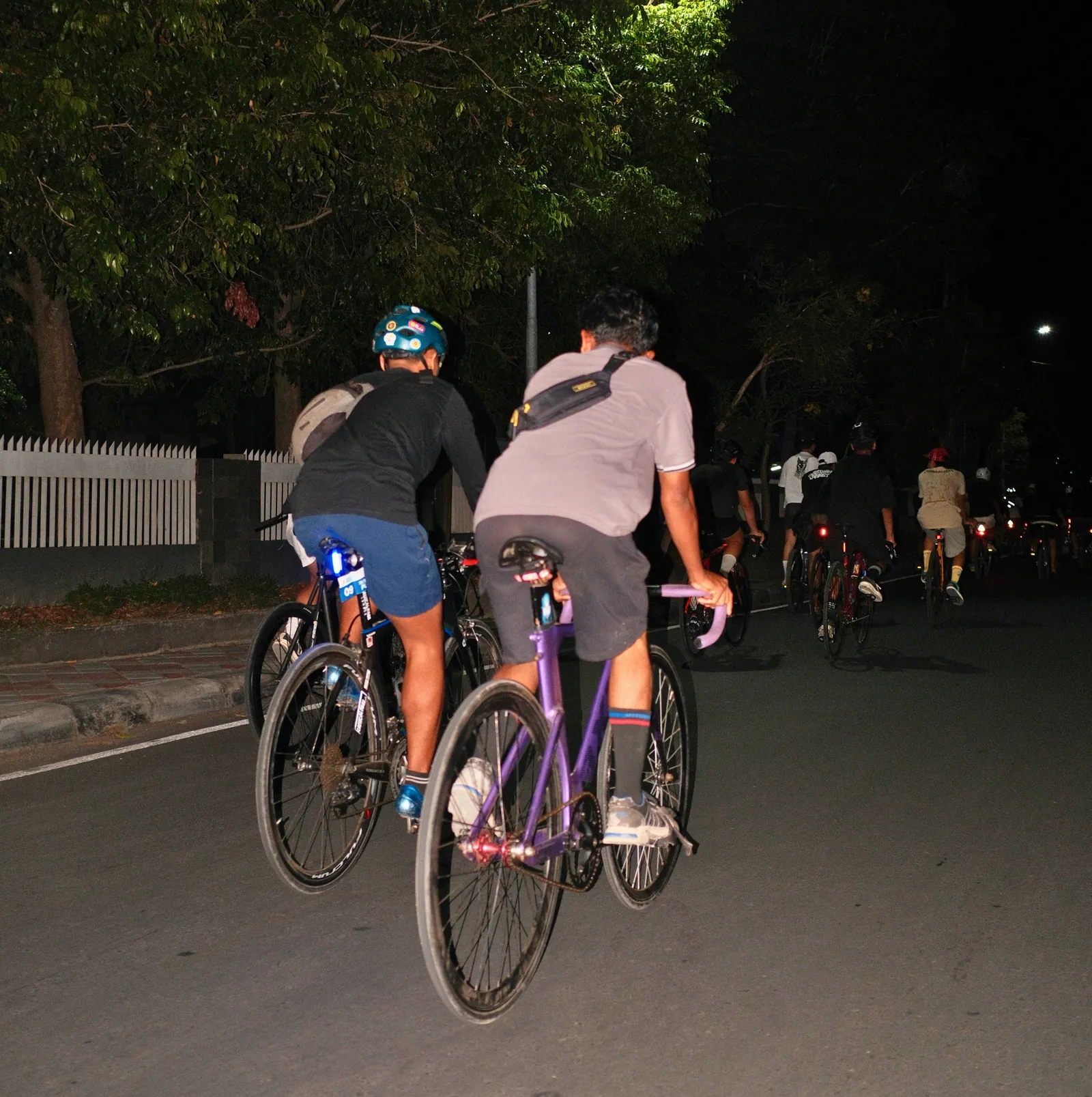 Peserta bersepeda malam hari di jalanan Mataram