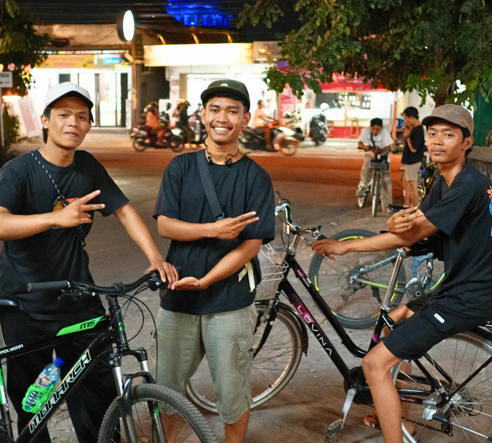 Tiga peserta berpose dengan sepedanya