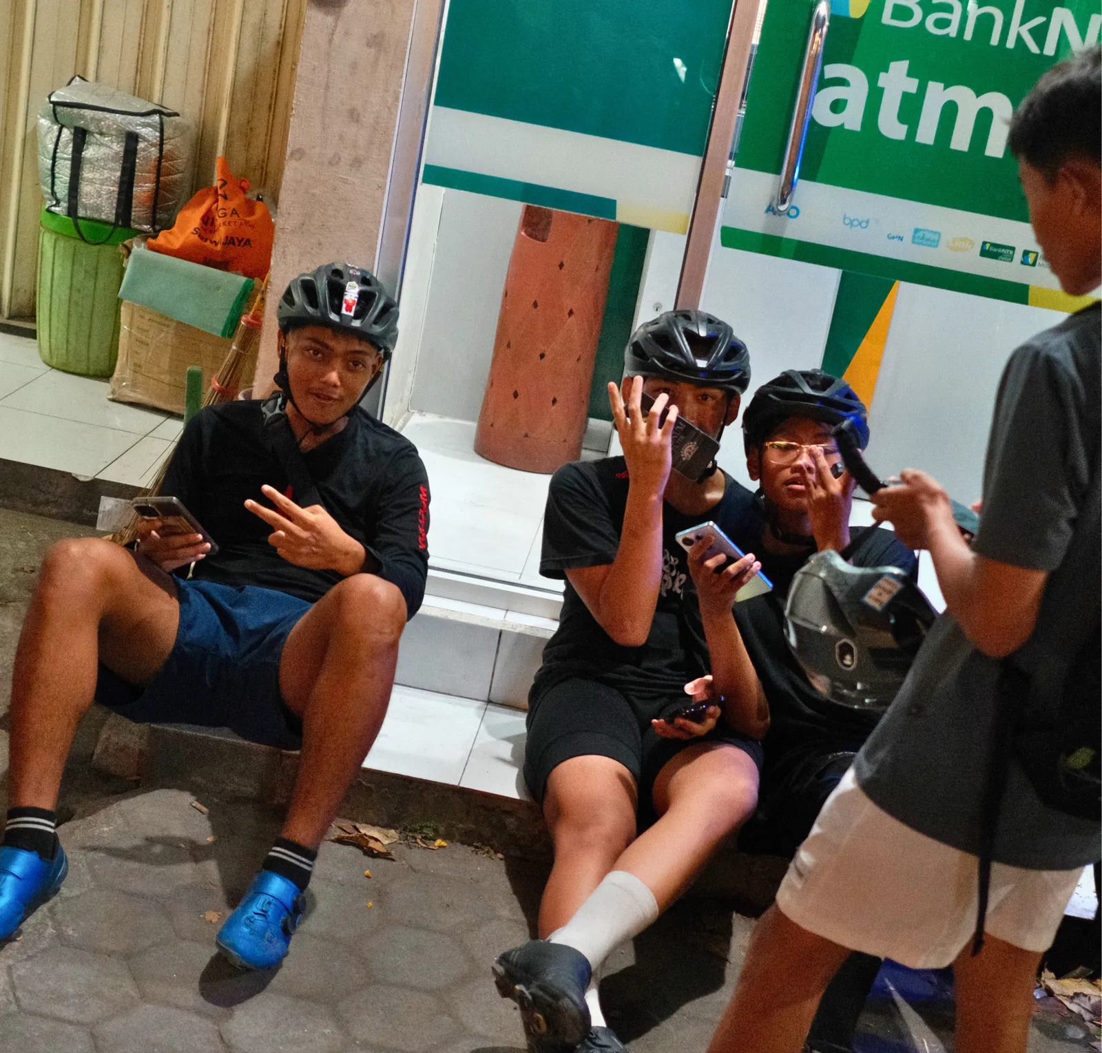 Peserta beristirahat di tepi jalan
