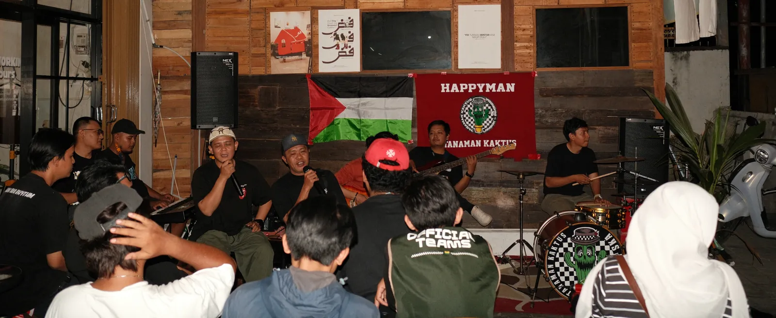 Penonton menyaksikan penampilan live