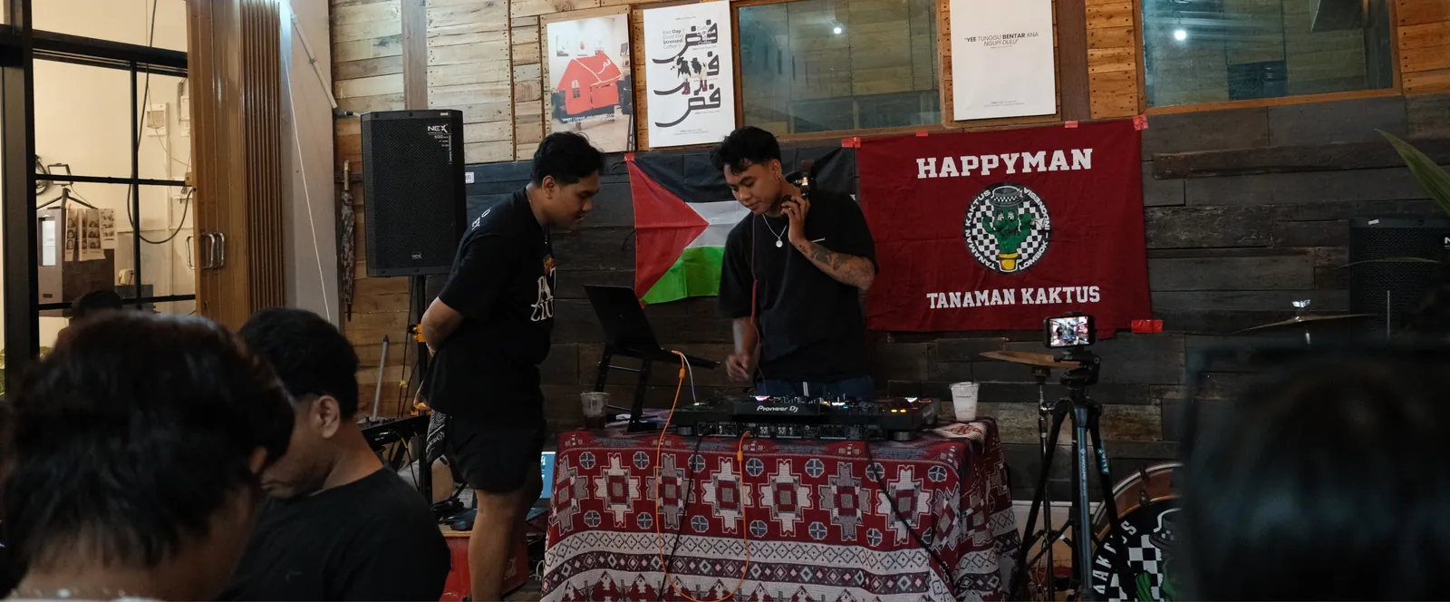 Dua DJ tampil di panggung